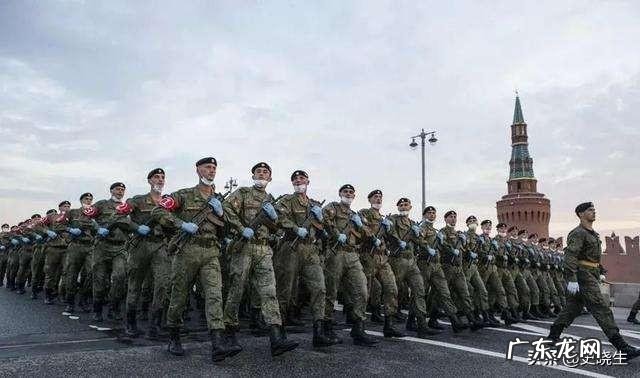 俄罗斯疫情如今排名世界第三,竟然公开举行声势浩大的阅兵仪式,普金总统想表达什么?