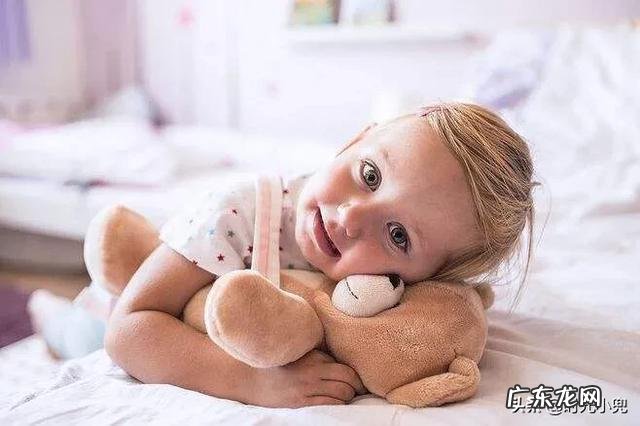 儿子幼儿园中班了,不听话,不怕老师,老师天天告状,有必要换幼儿园吗?