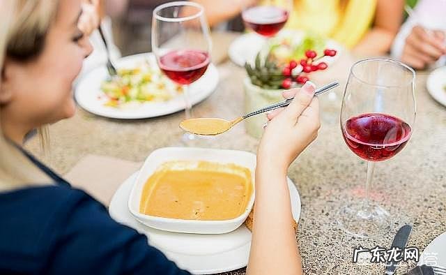 宁波一名外卖小哥发现一单“求救外卖”,报警救出传销受害者,这事你怎么看?