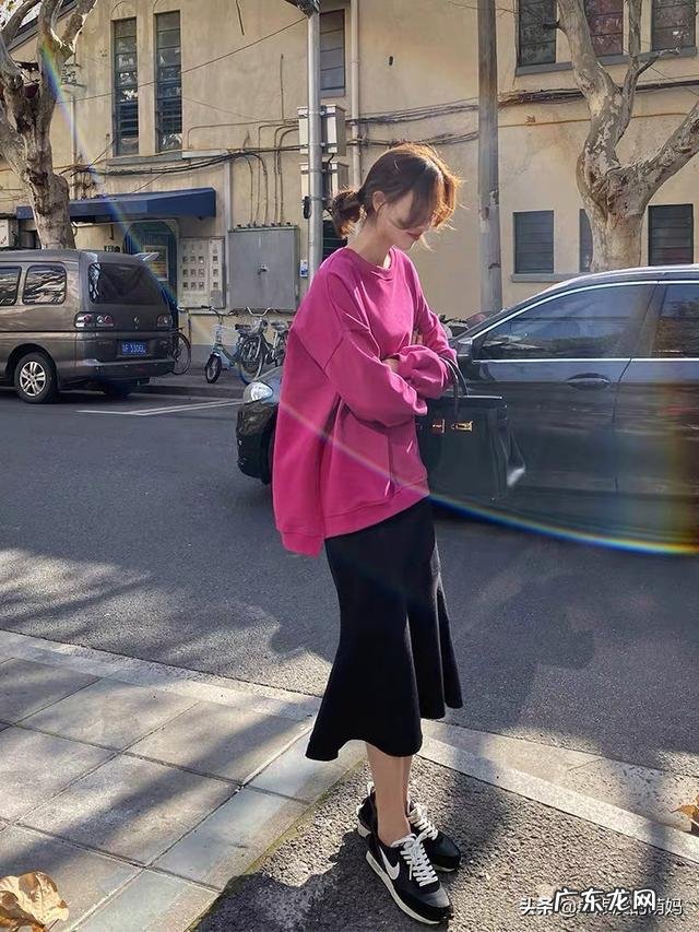 日常穿搭,紫红色搭配什么颜色好看?