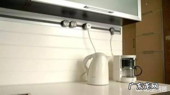 在选择厨房电器时，我们应该如何对厨房的插座进行规划？