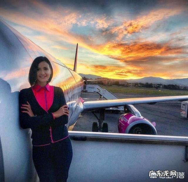 普通舱的空姐和头等舱的空姐服务是一样的吗?