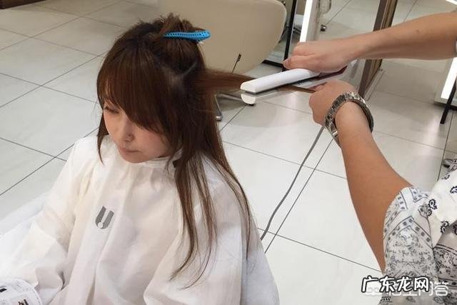 头发硬而且多，还是自然卷，怎么让头发柔顺点？