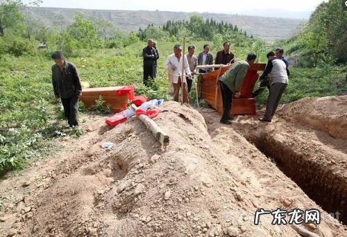 下葬的葬礼过程有哪些做法?