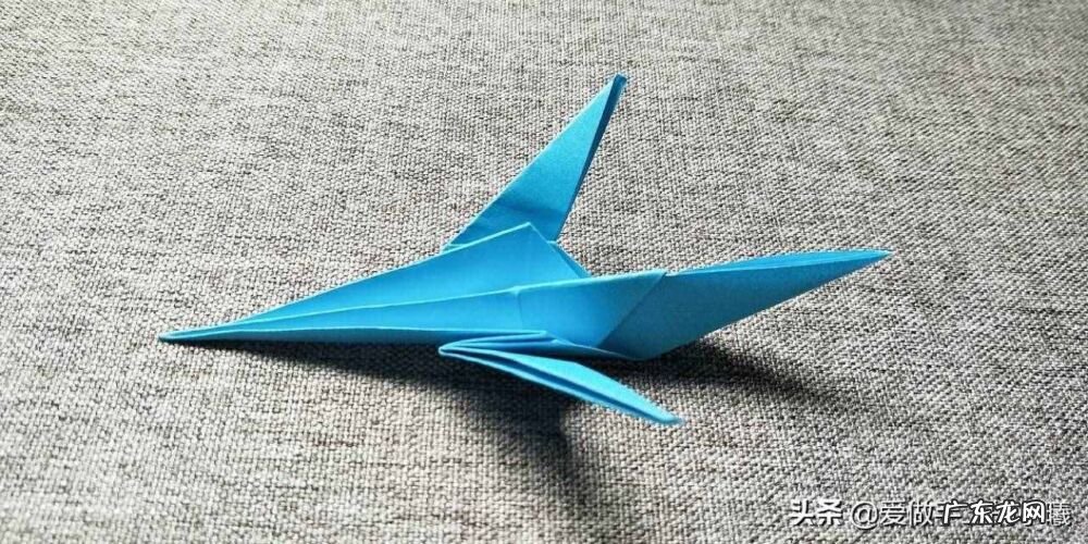 简单飞机模型折纸教程 纸飞机模型制作过程图片