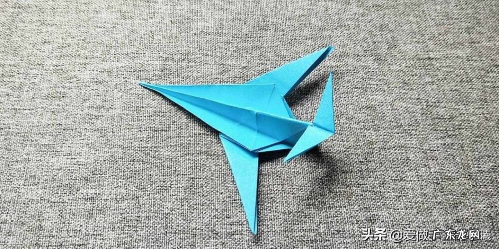 简单飞机模型折纸教程 纸飞机模型制作过程图片