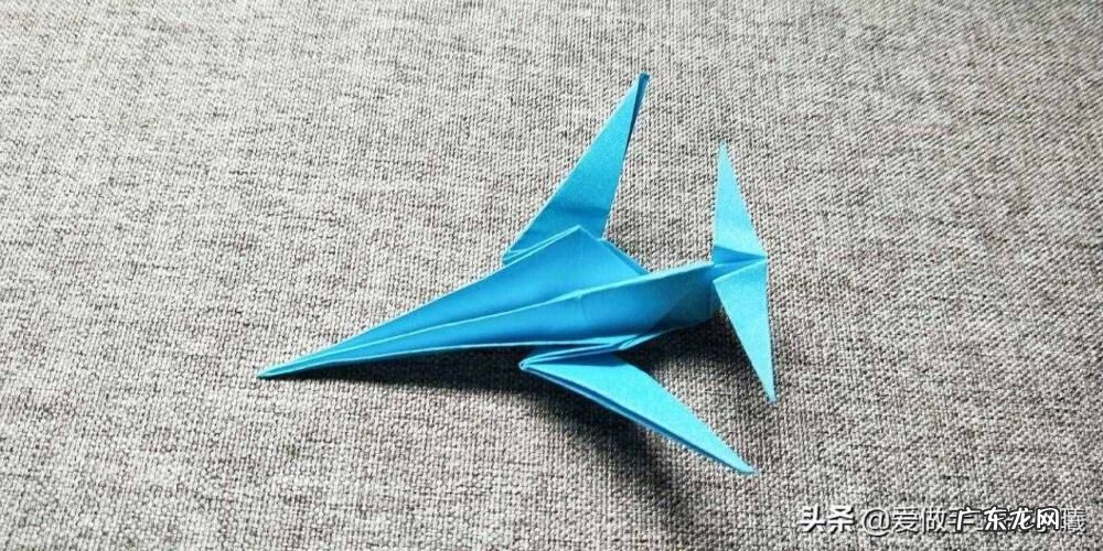 简单飞机模型折纸教程 纸飞机模型制作过程图片