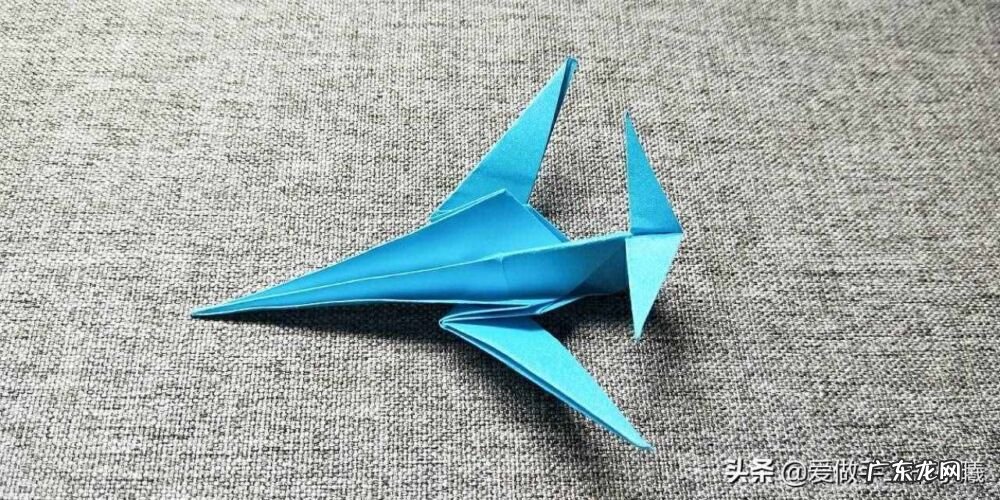 简单飞机模型折纸教程 纸飞机模型制作过程图片