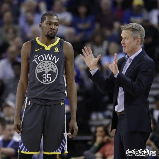 下一个威尔金斯诞生!KD打卡网红餐厅,双拐已不见,或能提前复出,你怎么看?