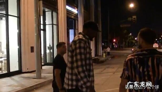 下一个威尔金斯诞生!KD打卡网红餐厅,双拐已不见,或能提前复出,你怎么看?