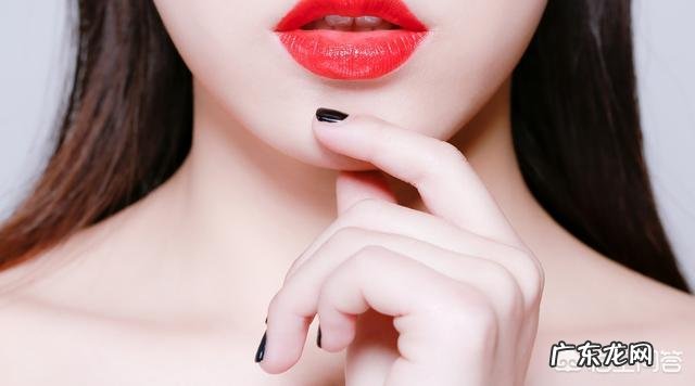 嘴唇干裂脱皮是什么原因引起的?