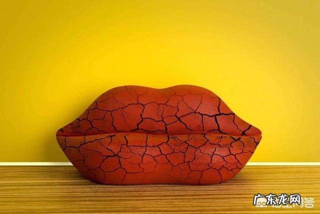 嘴唇干裂脱皮是什么原因引起的?