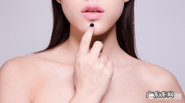 嘴唇干裂脱皮是什么原因引起的?