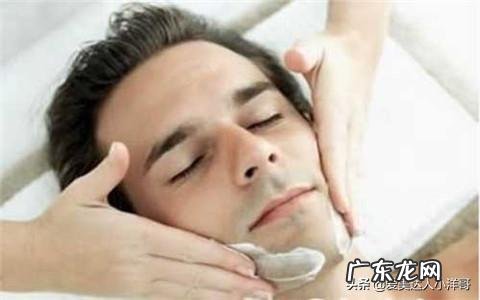 男生怎么保养脸部皮肤，怎么让脸白，用什么洗面奶？