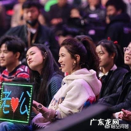 女生穿哪些衣服搭配牛仔裙好看?