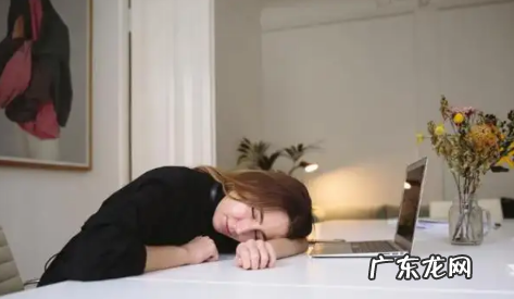 为什么有时睡够8小时还是很困-每天睡够八小时为什么还有黑眼圈