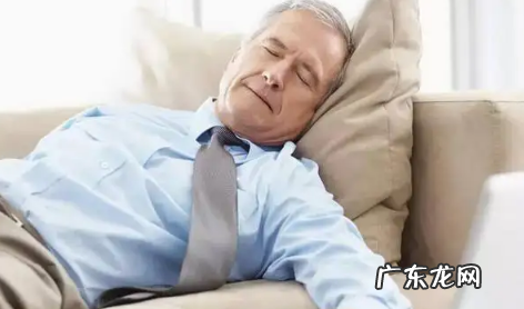 为什么有时睡够8小时还是很困-每天睡够八小时为什么还有黑眼圈