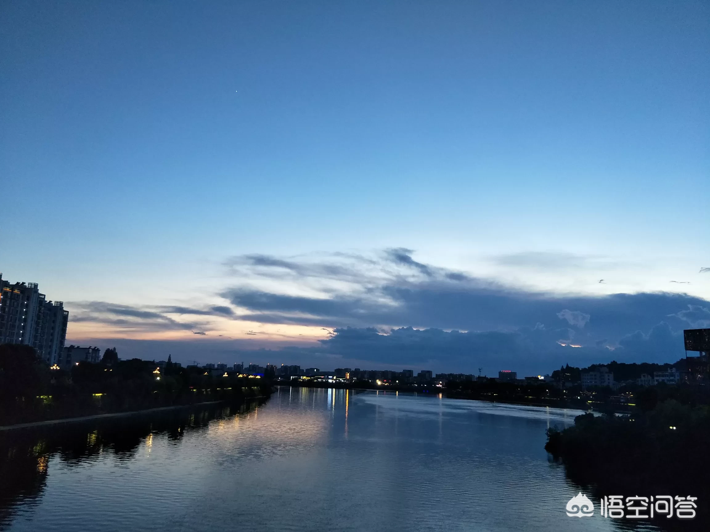 为什么看到别人笑自己也会控制不住地想笑?