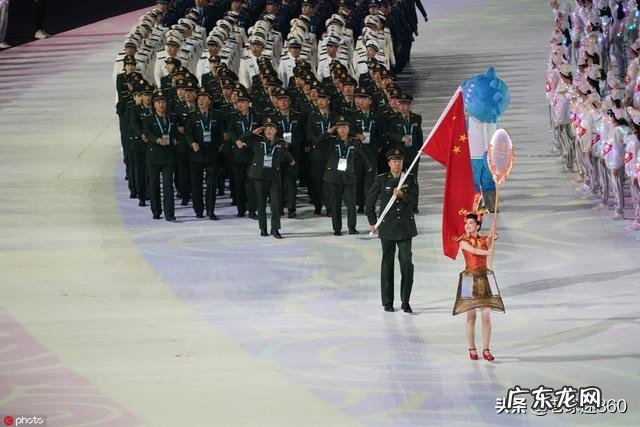 军运会开幕式,王治郅担任旗手,为什么王治郅可以担任军运会旗手?