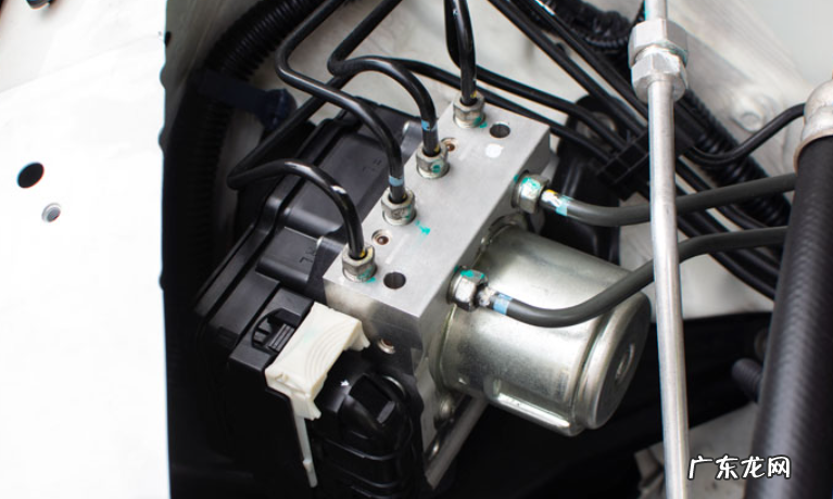 吉利汽车abs灯亮了怎么回事 汽车abs灯亮了怎么回事,还能开吗