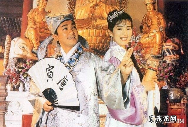 周星驰主演的《唐伯虎点秋香》,唐伯虎与对王之王对穿肠这场戏中,都有哪些经典对联?