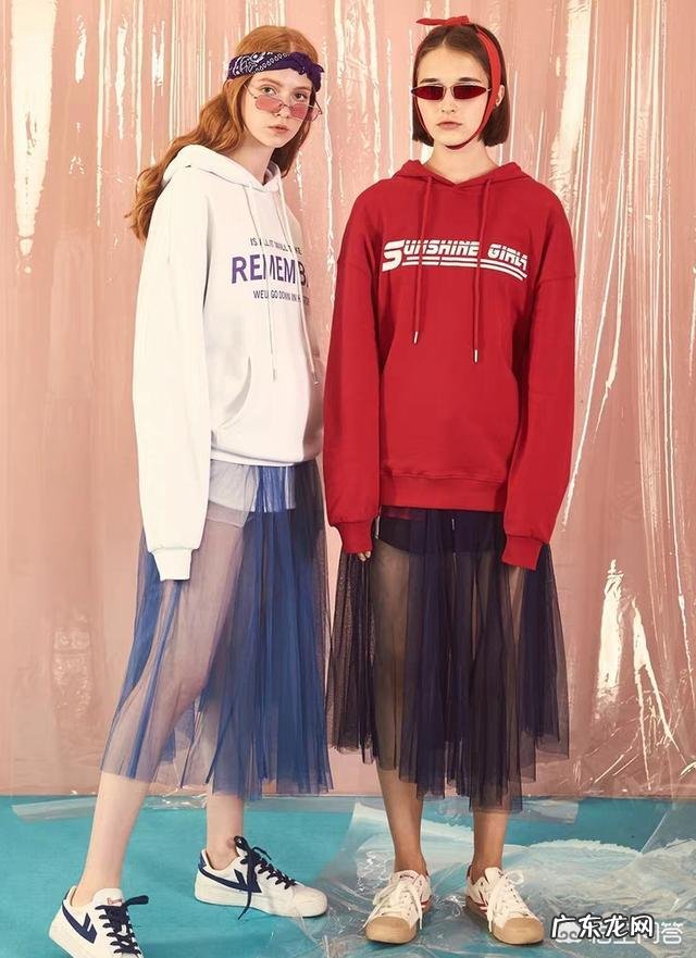 红色中长款卫衣搭配什么裤子和鞋子比较好看?