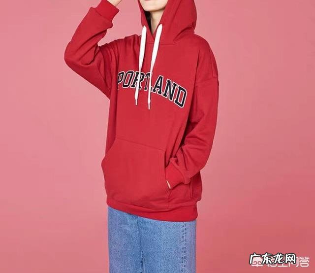 红色中长款卫衣搭配什么裤子和鞋子比较好看?