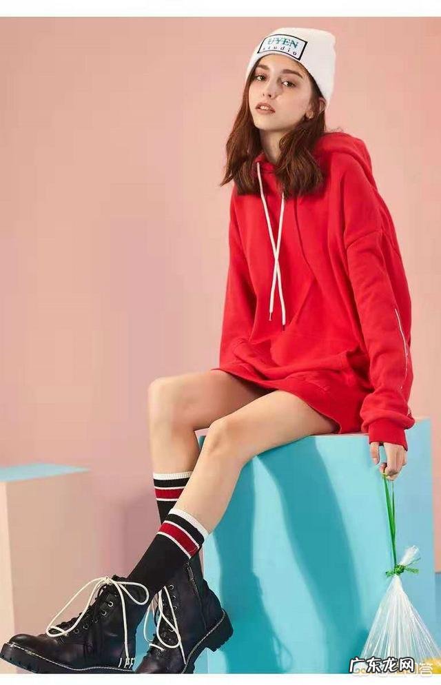 红色中长款卫衣搭配什么裤子和鞋子比较好看?