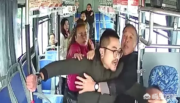 公交车不准时,耽误乘客上班,应该怎么办?