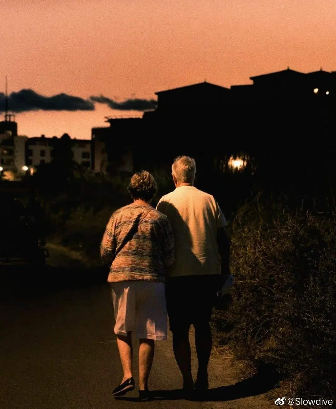 为什么有些人年轻时花钱都很大气,到五六十岁了都变得很节俭?