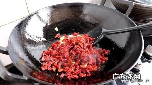 辣子鸡的家常做法视频播放，青辣椒炒辣子鸡家常做法简单