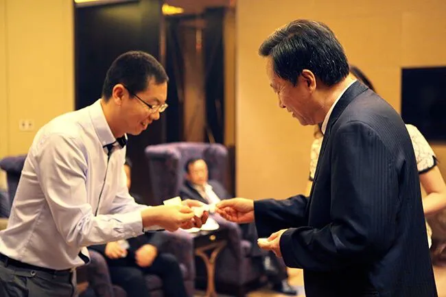 交换名片的礼节?