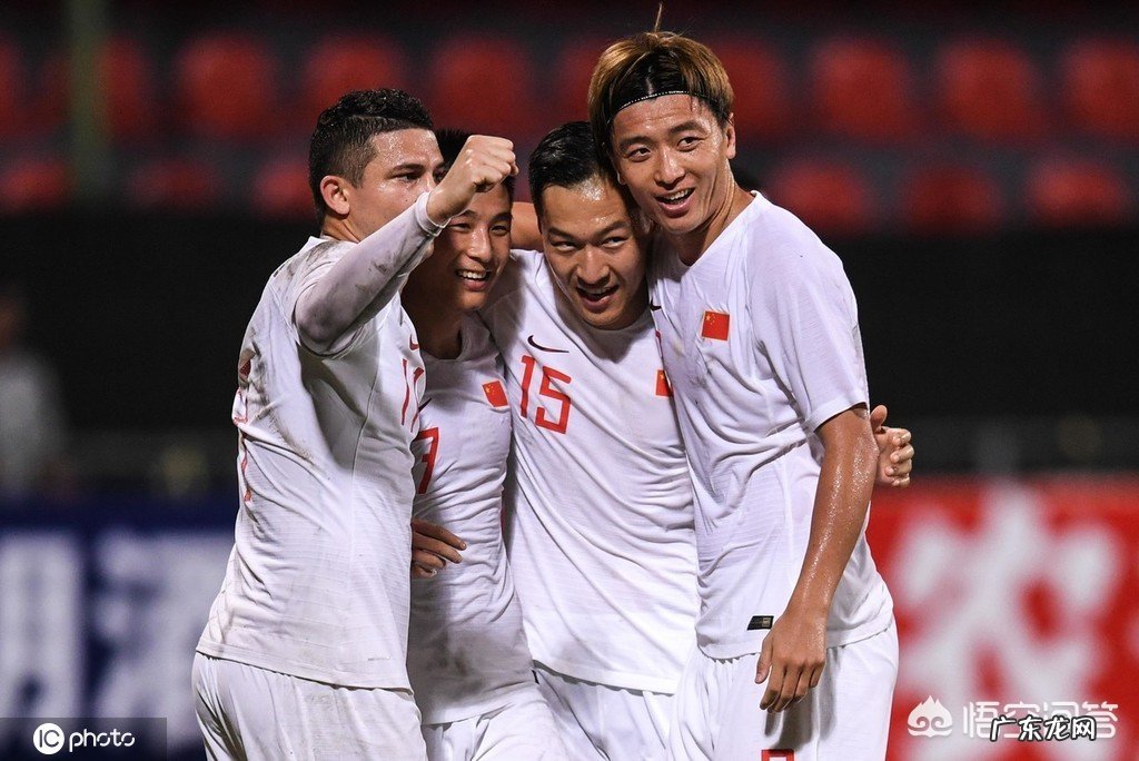 中国男足大胜马尔代夫，如何看待归化球员艾克森，赛后身披国旗庆祝？