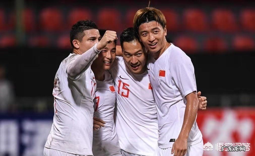 中国男足大胜马尔代夫，如何看待归化球员艾克森，赛后身披国旗庆祝？