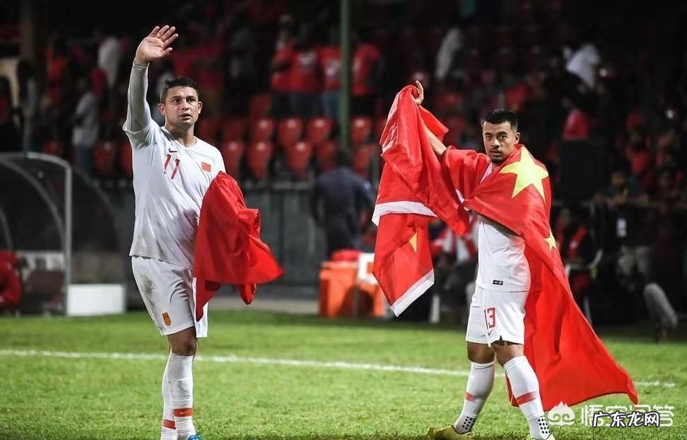 中国男足大胜马尔代夫，如何看待归化球员艾克森，赛后身披国旗庆祝？