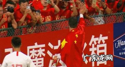 中国男足大胜马尔代夫,如何看待归化球员艾克森,赛后身披国旗庆祝?