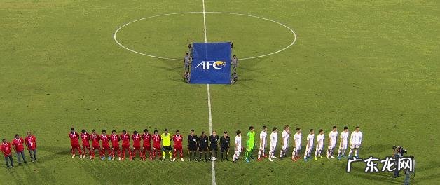 中国男足大胜马尔代夫，如何看待归化球员艾克森，赛后身披国旗庆祝？