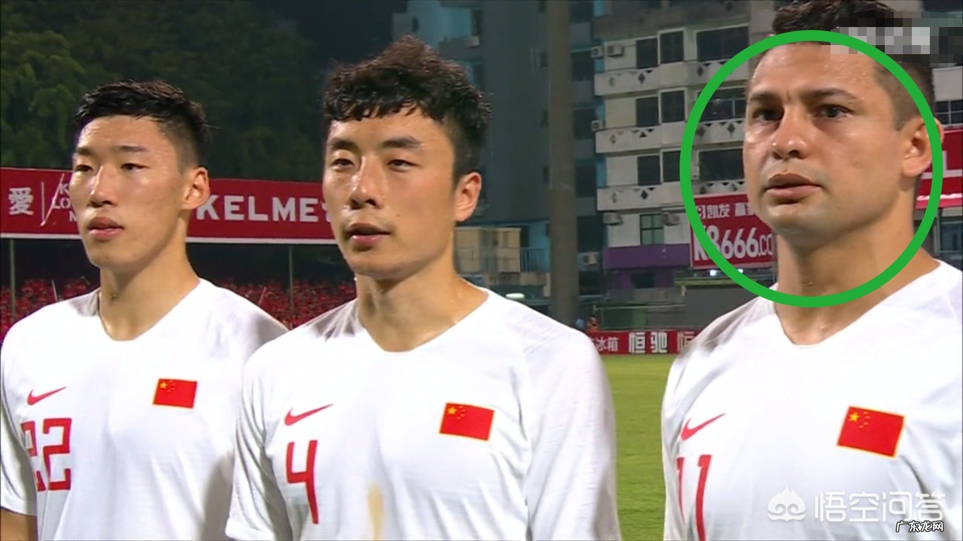 中国男足大胜马尔代夫,如何看待归化球员艾克森,赛后身披国旗庆祝?