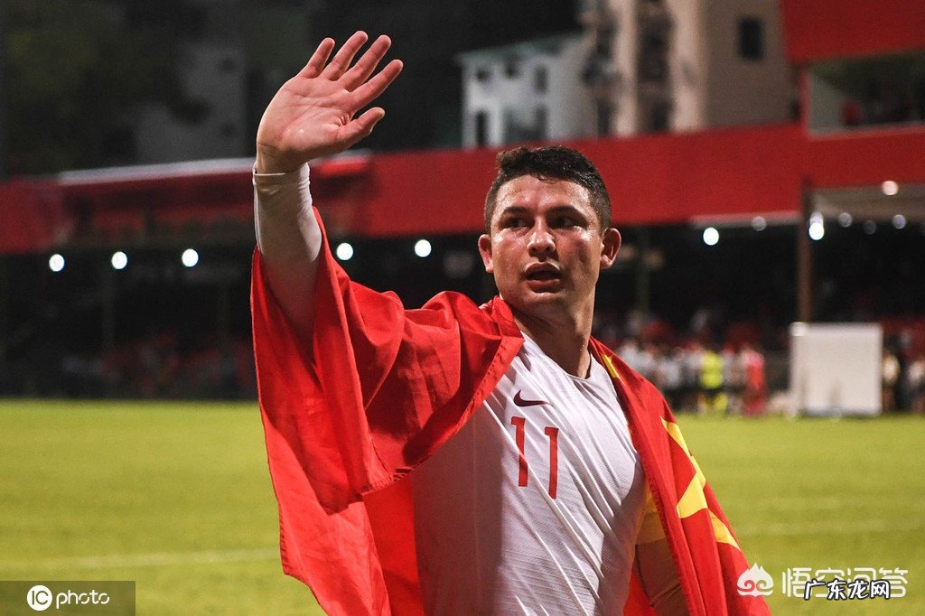 中国男足大胜马尔代夫，如何看待归化球员艾克森，赛后身披国旗庆祝？