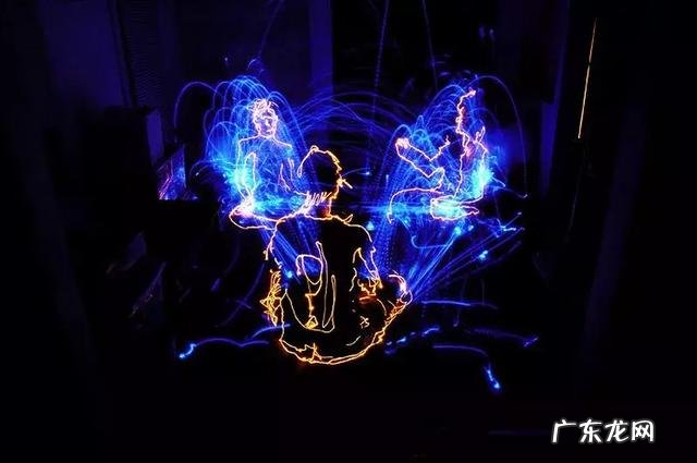 搞笑年会节目创意表演 适合年会4人搞笑小品