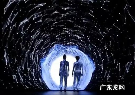 搞笑年会节目创意表演 适合年会4人搞笑小品