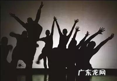 搞笑年会节目创意表演 适合年会4人搞笑小品