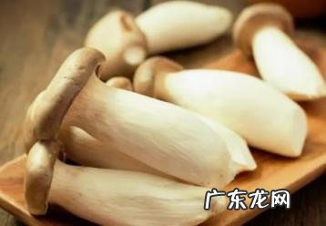 杏鲍菇不焯水有毒吗 杏鲍菇切成片焯水吗