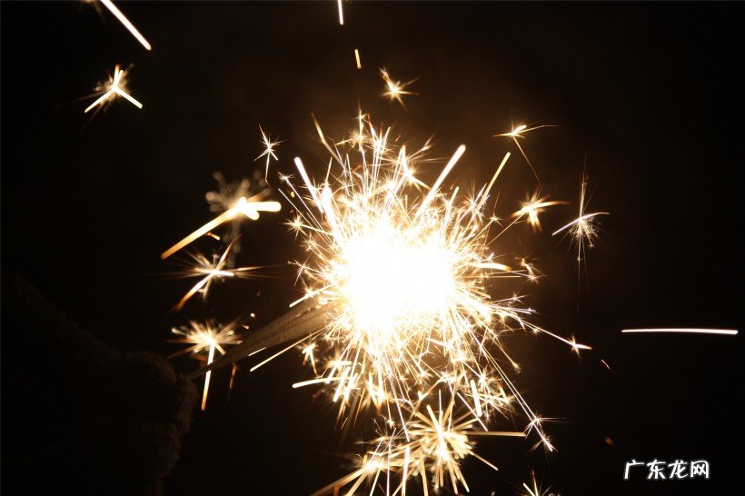 你们小时候过年都是怎么玩擦炮的呀?