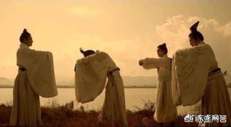 《荆轲刺秦王》写的是史实吗，总觉得有些地方不太合理？