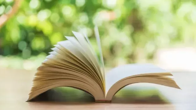 余秀华,仓央嘉措,谁的诗写的好?他俩都擅长写情诗?哪首最好?