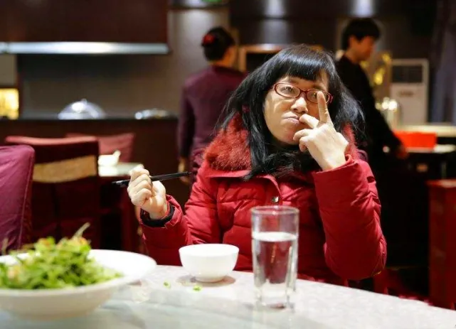 余秀华,仓央嘉措,谁的诗写的好?他俩都擅长写情诗?哪首最好?