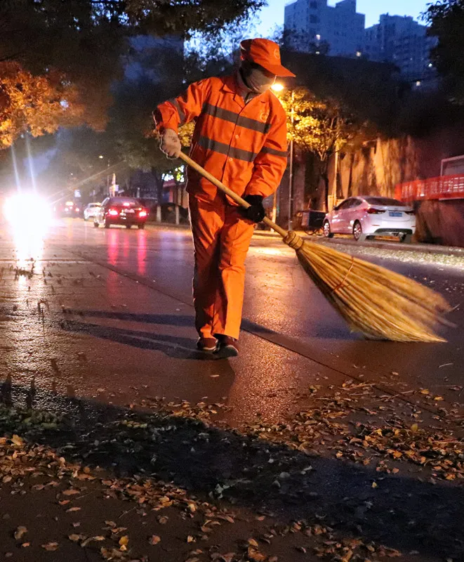 为什么环卫工人大多都是大爷大妈而很少有年轻人?