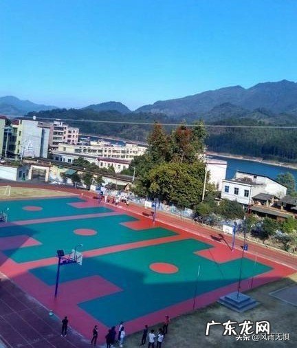 今天是教师节,你能快速写出从小学到大学的所有的老师的名字吗?