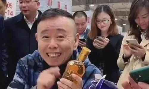 64岁潘长江直播卖酒,无视反诈警官连麦,这样做值得吗?